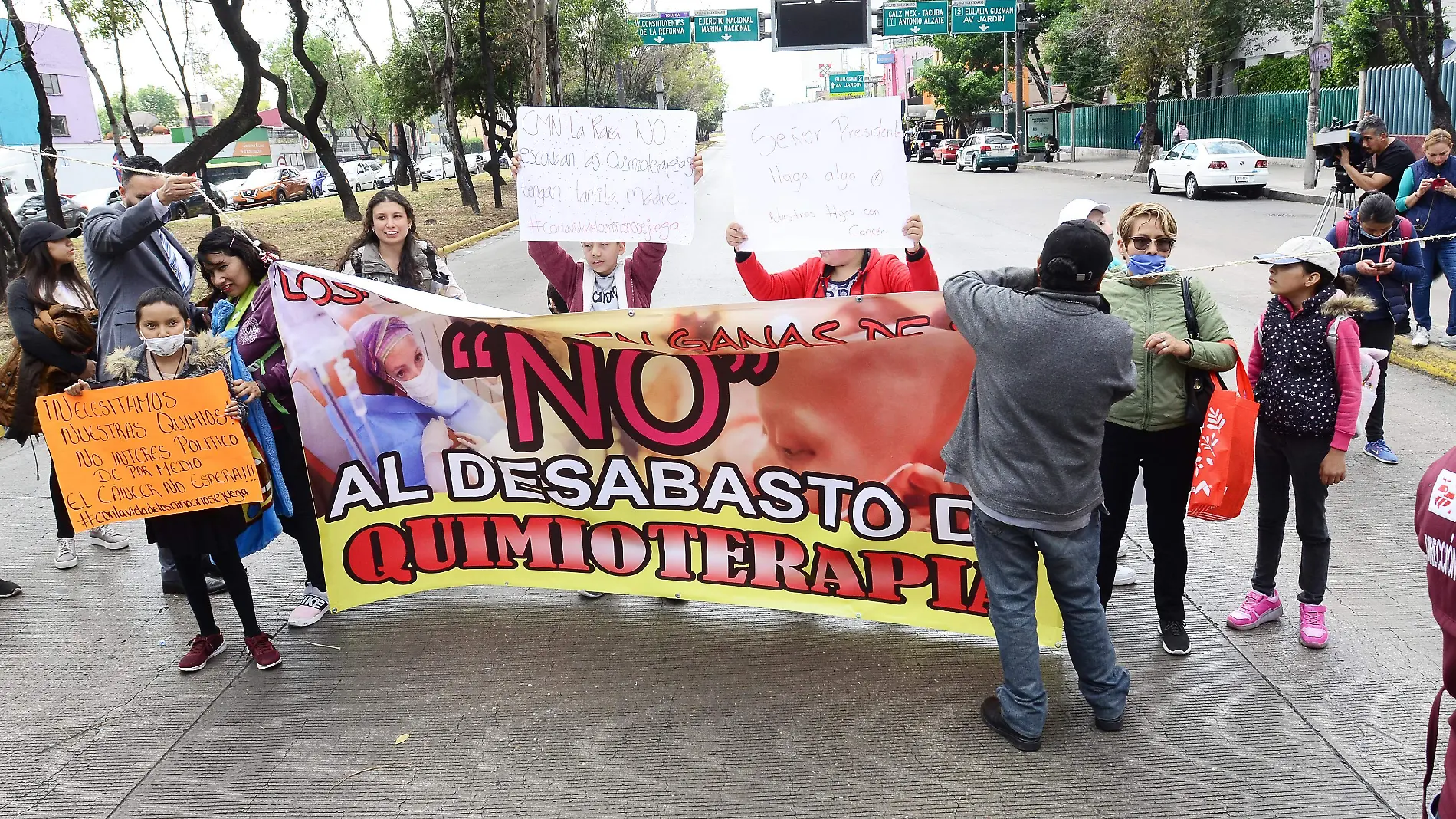 02.- PADRES DE NIÑOS CON CANCER BLOQUEAN (11)